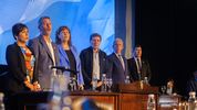 Damián Loly Löffler, Mónica Urquiza, Gustavo Melella y Ernesto Nené Löffler, escenifican la alianza entre el gobernador y el Mopof durante un acto en de asunción de autoridades en Tierra del Fuego.&nbsp;