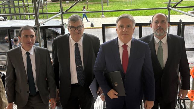 Martín Llaryora y equipo, antes de la audiencia de la Corte Suprema