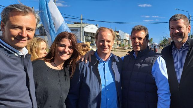 Sergio Massa, durante la caravana en Concordia, junto al gobernador Bordet y los candidatos locales.