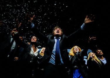 Javier Milei al igual que predicador evangélico en el acto de triunfo elector