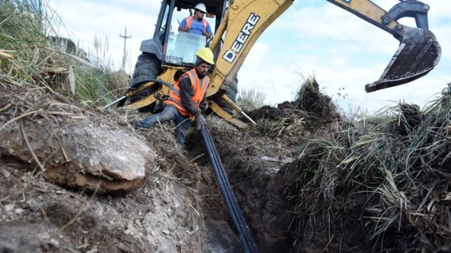 la suba del dolar complica la expansion de la red de fibra optica