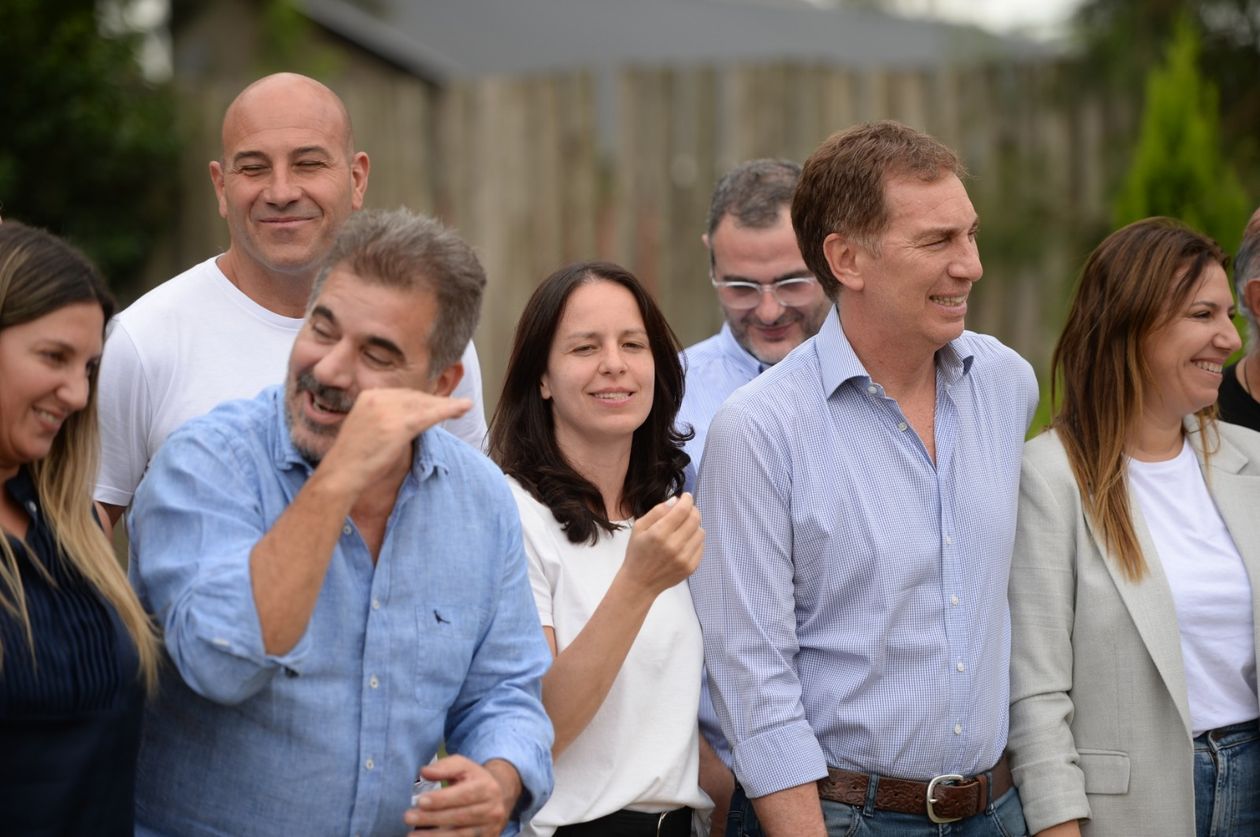 Cristian Ritondo, Diego Santilli, e integrantes de la mesa provincial PRO.