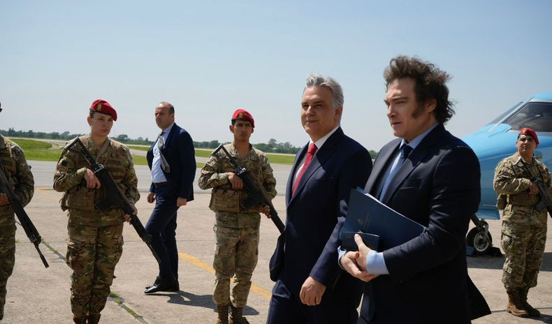 Martín Llaryora y Javier Milei en el aeropuerto de Córdoba