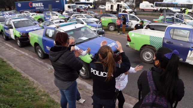 se esperan definiciones en el tercer dia de revuelta policial