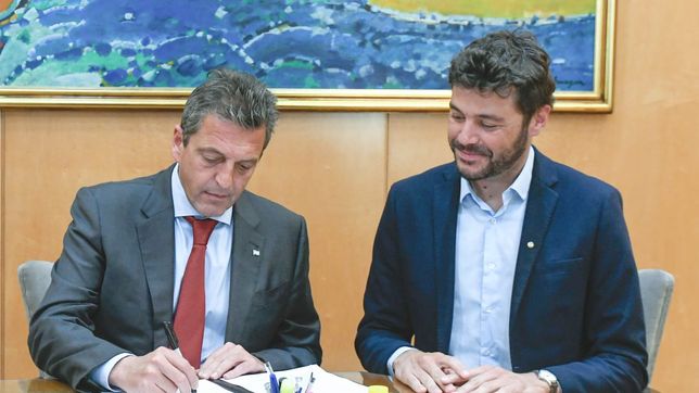 Sergio Massa y Juan Monteverde en la firma de un compromiso de políticas públicas