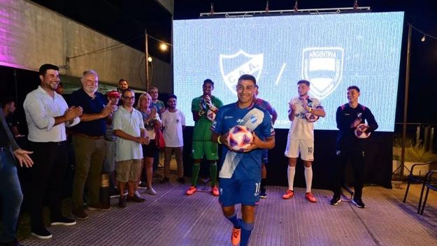 Marcos Cleri, en la presentación de la camiseta de Argentino de Rosario para la temporada 2024. A su lado, el presidente Daniel Mariatti.