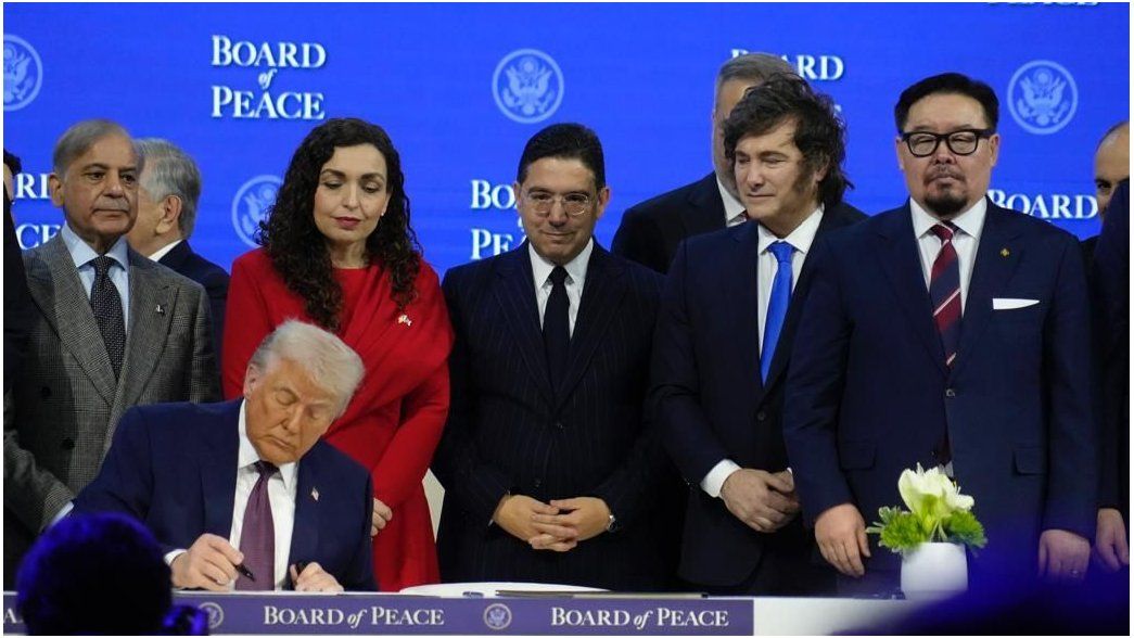 Javier Milei asiste a la firma de la Junta de la Paz, la ONU blue de Donald Trump.
