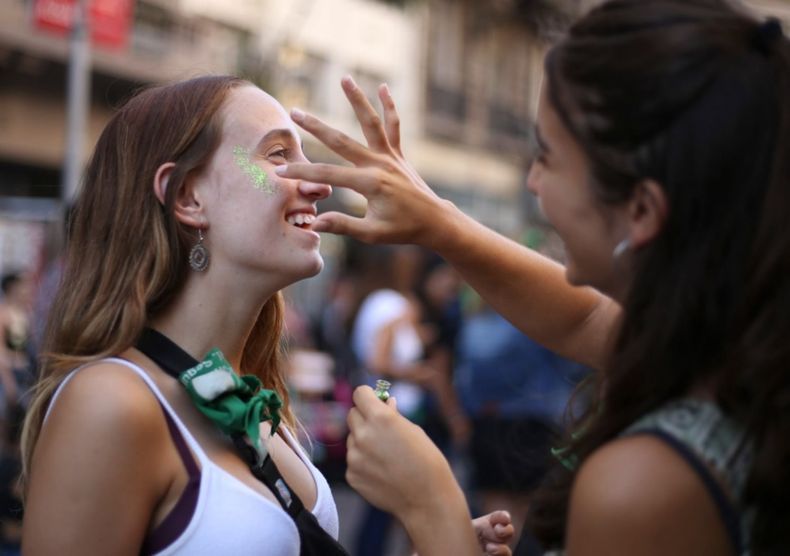 Manifestantes a favor de la ley de Aborto IVE  Aborto Marcha