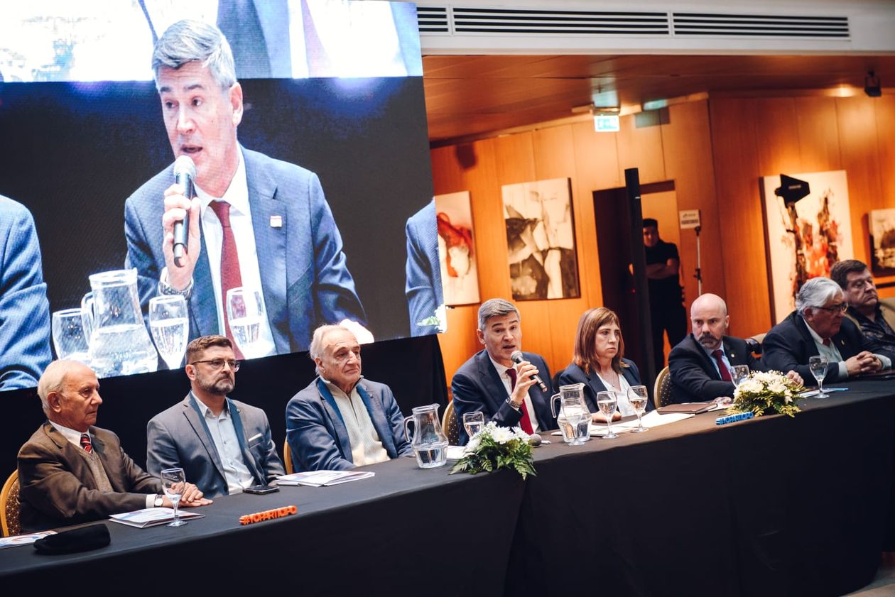 Daniel Passerini junto a convencionales de la Reforma de la Carta Orgánica de 1995.&nbsp;