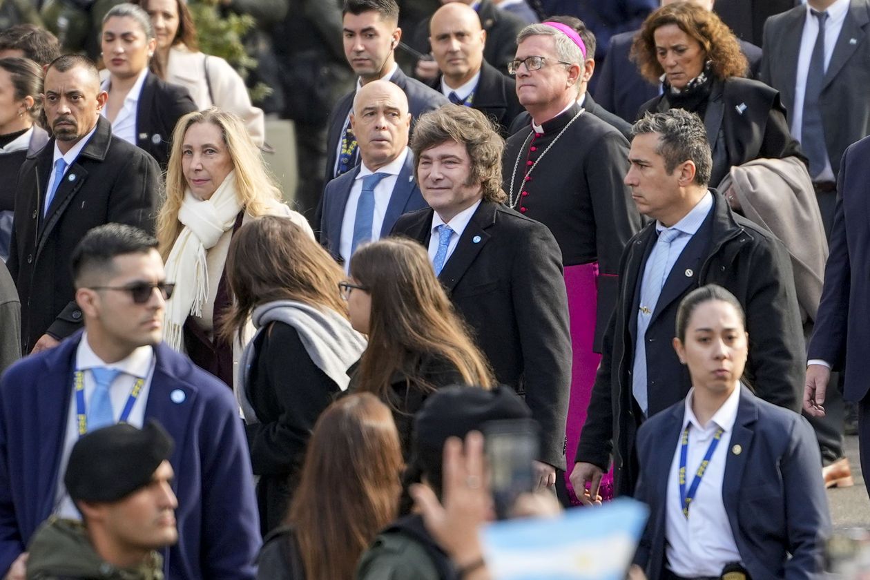 Javier Milei camina hacia el Cabildo tras escuchar el tedeum encabezado por Jorge García Cuerva