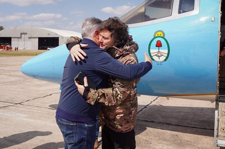 Después del acto por el 25 de Mayo en Córdoba, Javier Milei y Martín Llaryora recorrieron las zonas afectadas por los incendios forestales.