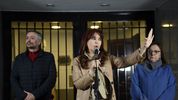 Cristina Fernández de Kirchner junto a Máximo Kirchner y Alicia Kirchner en la puerta de su casa en Constitución.