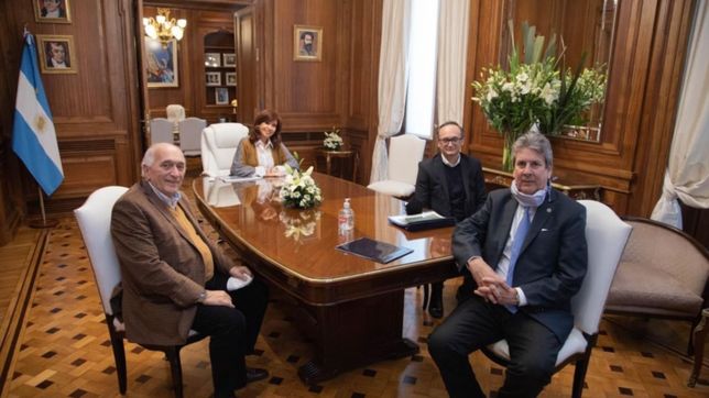 con los huesos de la mesa de enlace