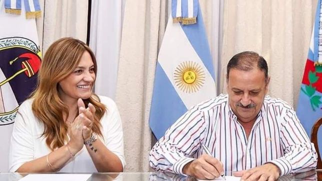 Quintela y Madera al momento de firmar la documentación de sus candidaturas.