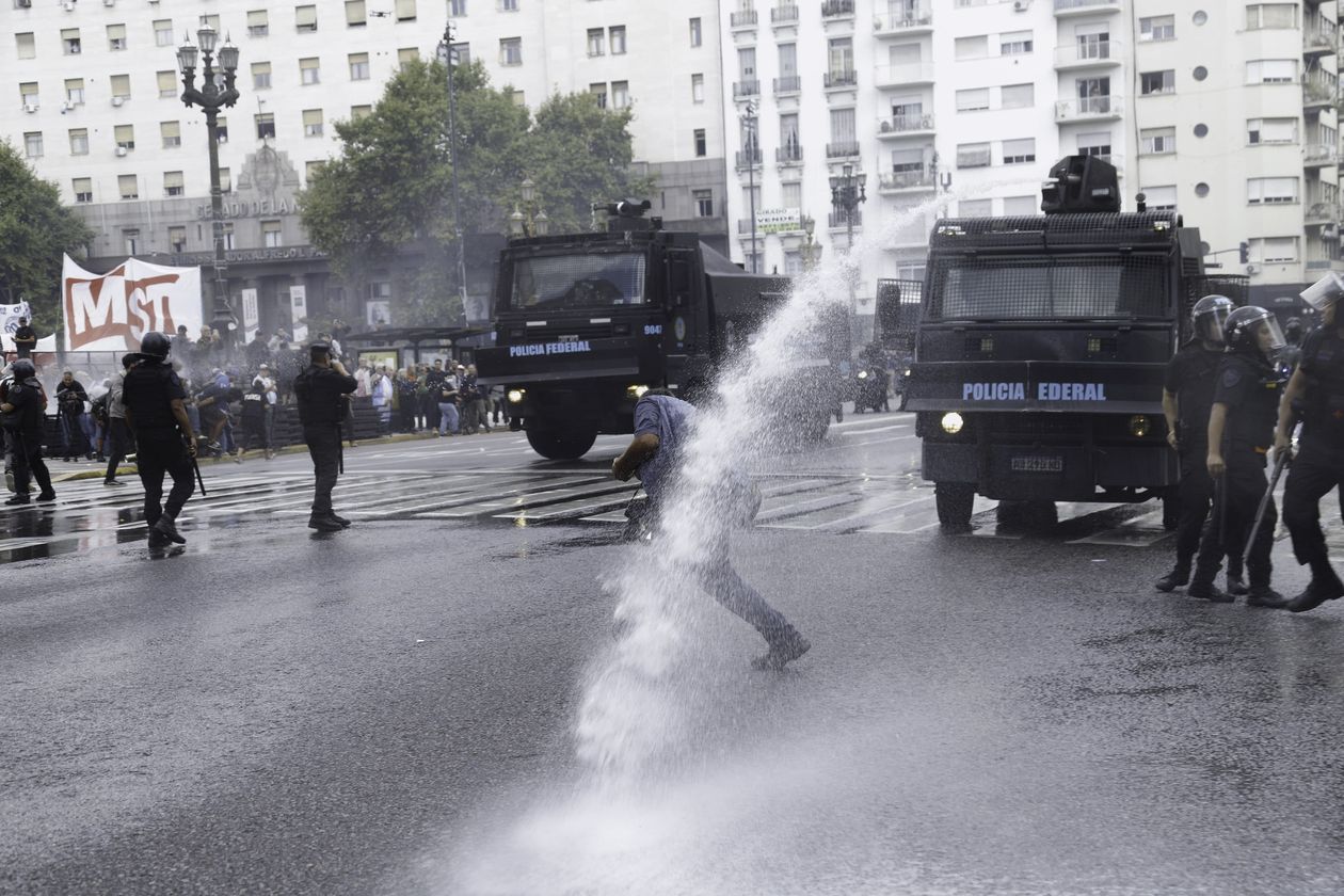 Tensión frente al Congreso: la policía avanza contra las hinchadas y jubilados