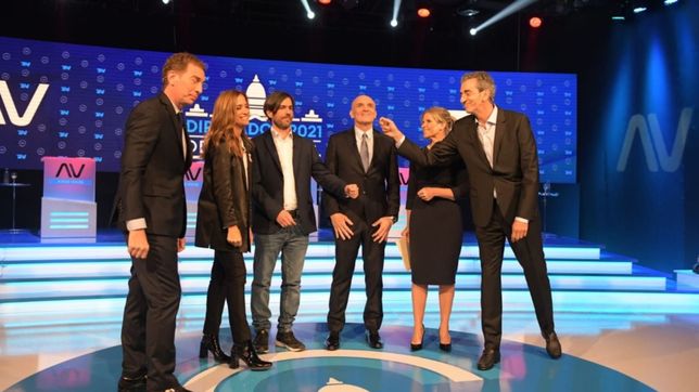 la previa: copa vacia, outfit festejado, machete colorado y pimienta