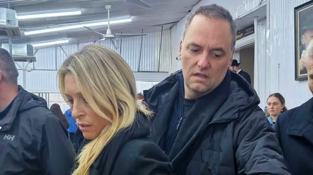 Manuel Adorni y Betina Angeletti, en Estados Unidos.