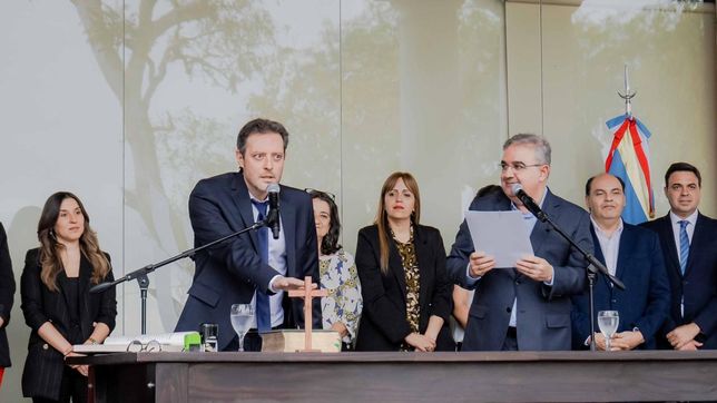Alberto Natella jura como ministro de Gobierno de Raúl Jalil. Atrás, la senadora Lucía Corpacci y el intendente capitalino, Gustavo Saadi.&nbsp;