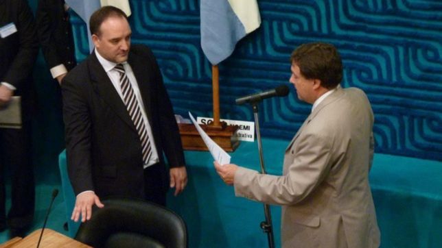 Tiempo de legislador. Doñate jura ante Alberto Weretilneck.