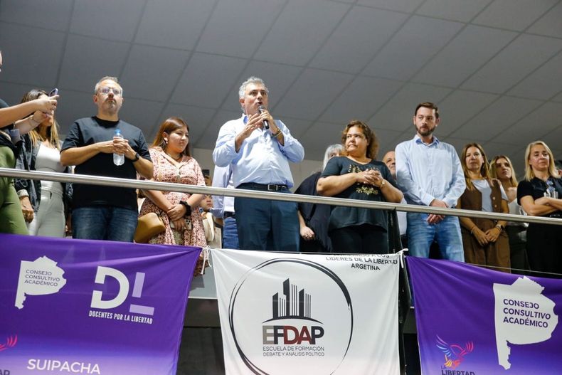 Sebastián Pareja junto a la dirigencia del conurbano que lo acompaña.
