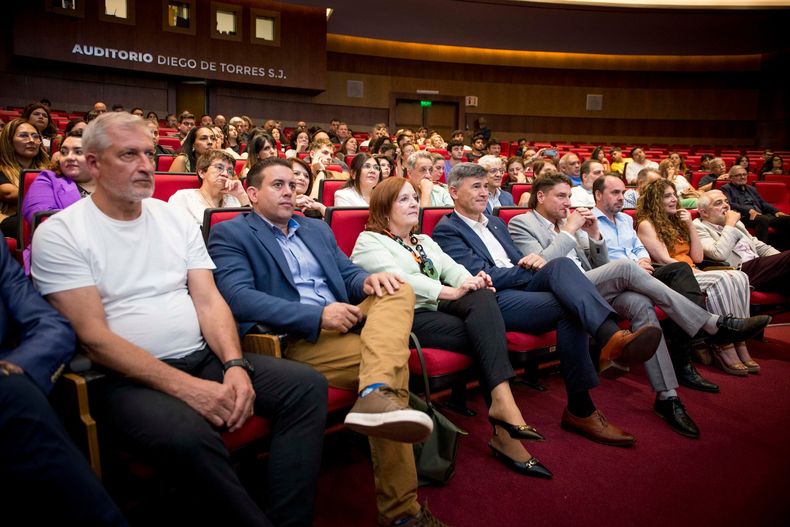 Alejandra Vigo y Daniel Passerini, rodeados por H&eacute;ctor Pichi Campana, Leonardo Limia, Paulo Casinerio y Rodrigo Fern&aacute;ndez&nbsp;
