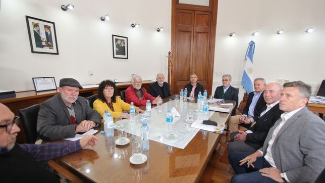 Los ministros Pusineri y Agosto a la cabeza de la mesa que tuvo a UPCN y ATE a cada lado.