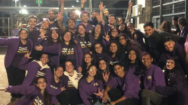 Franja Morada festeja en Psicología, la facultad con mayor cantidad de ingresantes en la que le ganó la conducción del centro a Libres del Sur.&nbsp;