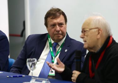 Alberto Weretilneck planea expandir la planta estatal para contener intendentes y aliados.
