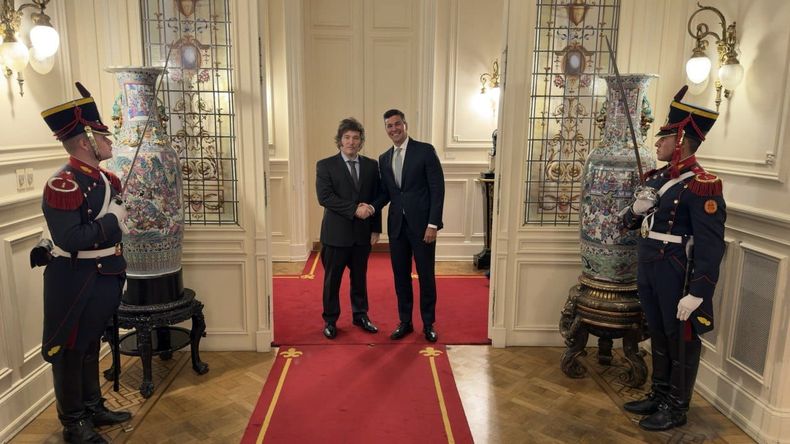 El presidente Javier Milei y su par de la República del Paraguay, Santiago Peña.