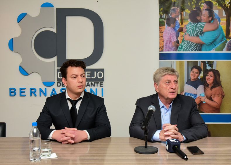 El gobernador Ziliotto junto al joven intendente de Bernasconi, Pablo Germán Rauschenberger.