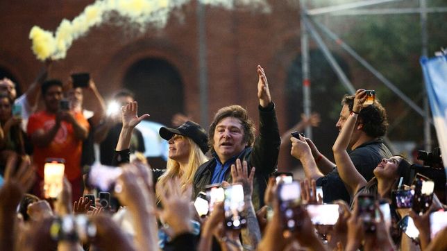 El ingreso, en caravana, de Javier Milei a su acto de cierre de campaña en Córdoba en 2023.