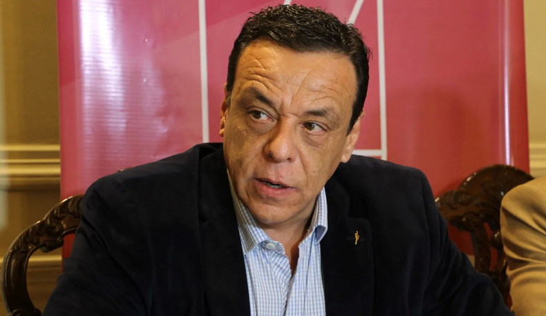 Cáffaro, rodeado por propios y extraños