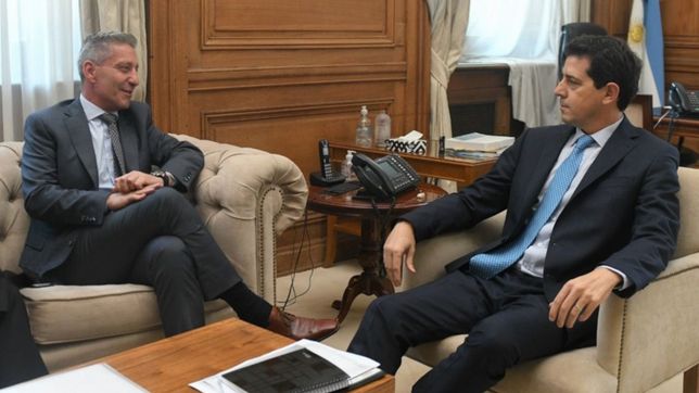 las estaciones del via crucis de los gobernadores que piden auxilio en balcarce 50