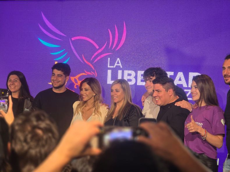 Romina Diez con las figura libertarias de Santa Fe.