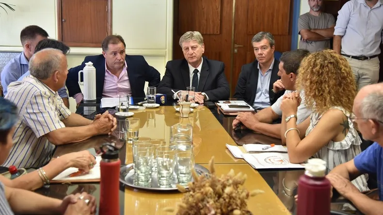 El gobernador de La Pampa Sergio Ziliotto junto a su secretario de Trabajo Marcelo Pedehontaá, en una paritaria con sindicatos estatales.