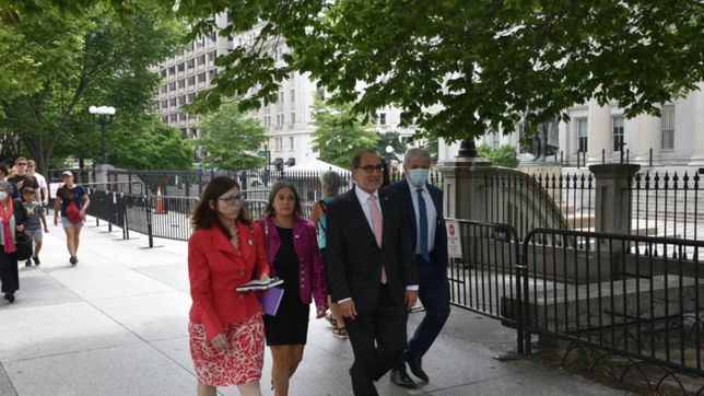 minimalismo y consenso, la receta (en suspenso) de batakis para surfear la crisis