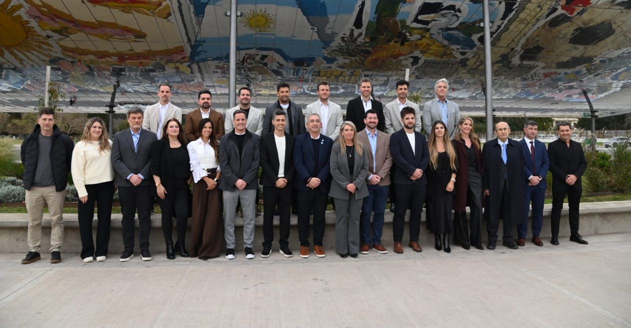 La nueva comisión de la Fundación Rosario, encabezada por Nicolás Ruggiero, junto a autoridades municipales.