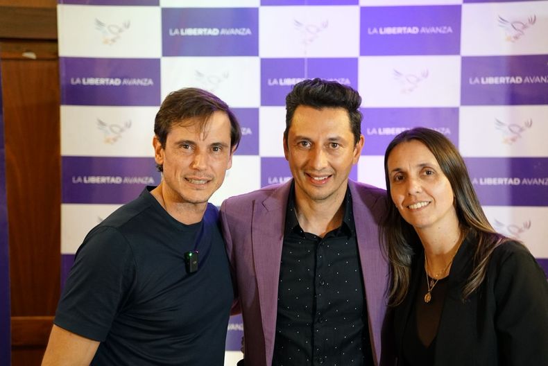 Diego Hartfield y Maura Gruber, los dos nuevos representantes de Misiones en la cámara baja y Adrián Núñez el presidente del partido en la provincia.&nbsp;