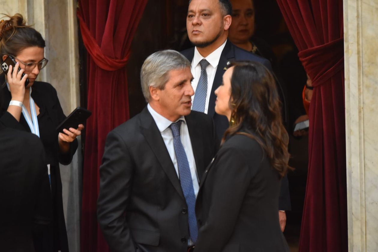 Toto Caputo y Victoria Villarruel en el Congreso, para la presentación del Presupuesto.