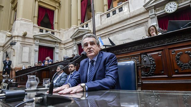 El jefe de Gabinete Agustín Rossi definirá en los próximos días si se candidatea.