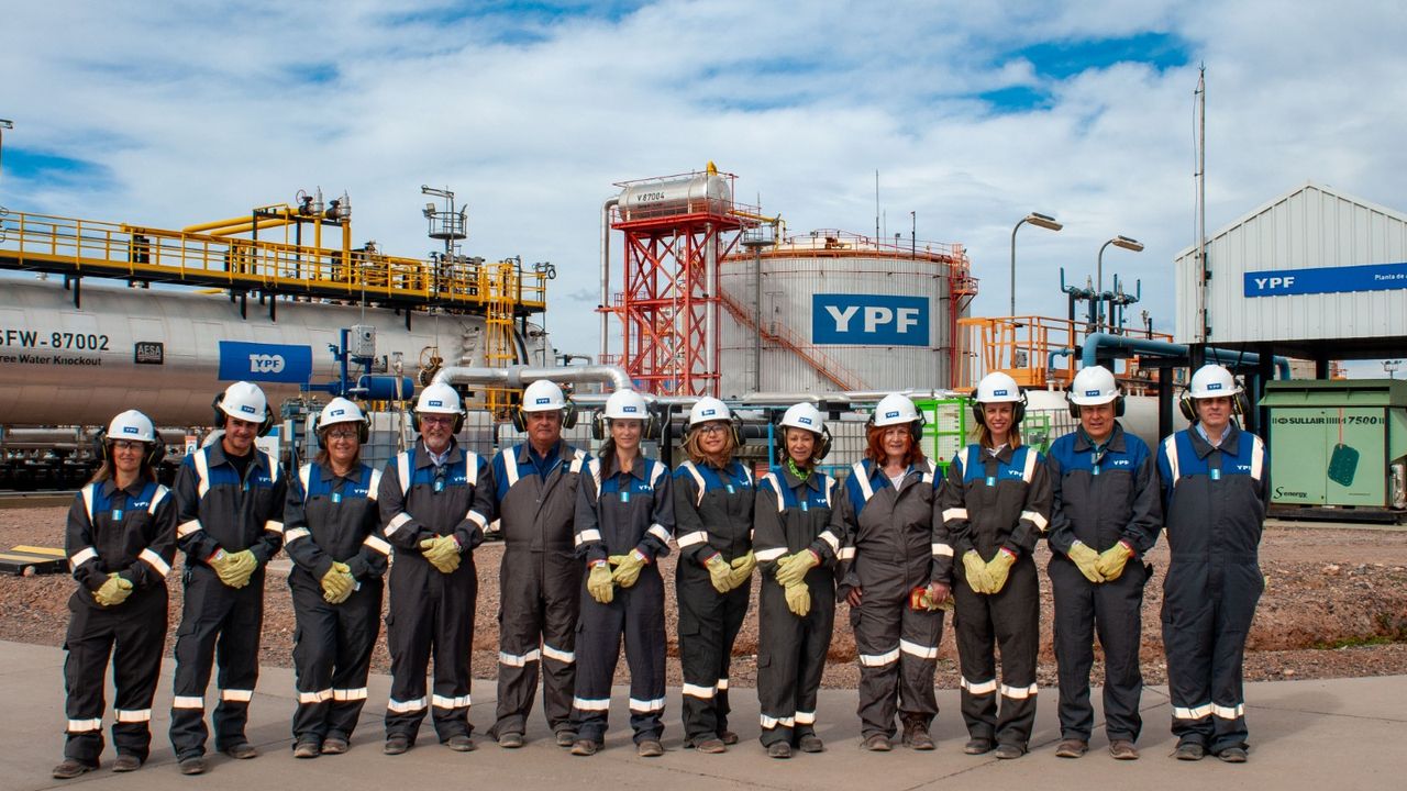 Legisladores nacionales recorrieron la planta de YPF de Vaca Muerta