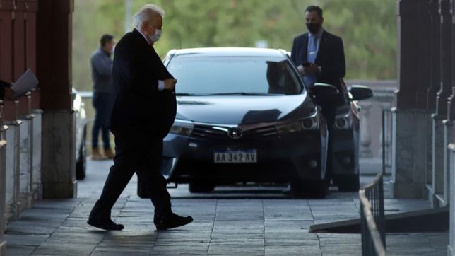 el vacunatorio vip rebalso el vaso: fernandez echa a gonzalez garcia