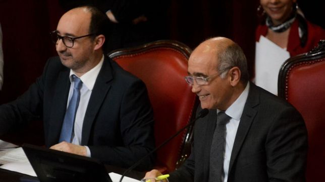 un hombre de salvador, barrabrava en las redes sociales contra angelici