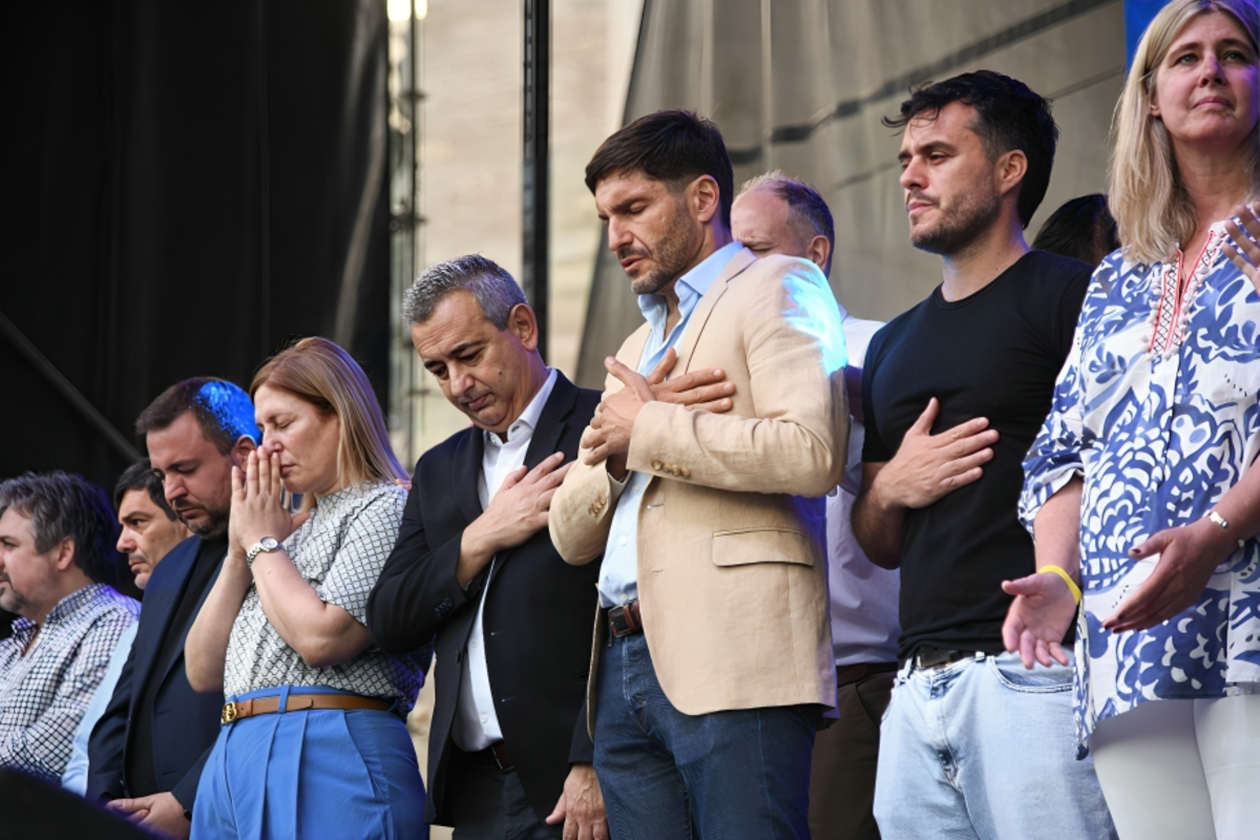Scaglia, Javkin y Pullaro en la multitudinaria marcha organizada por elevangelismo de Santa Fe