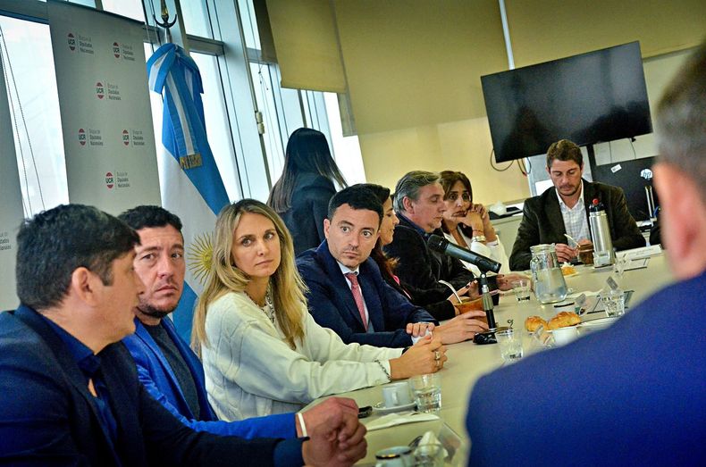 Rodrigo de Loredo recibió a intendentes de Córdoba en el Congreso.
