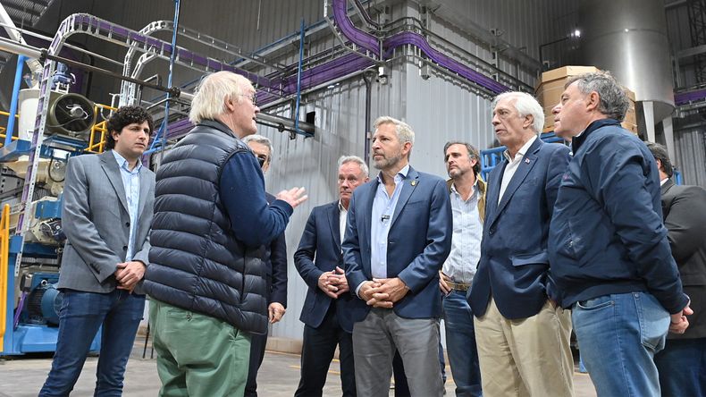 Tonutti junto al gobernador Frigerio, el ministro Bernaudo y otros dirigentes en una visita a una industria.