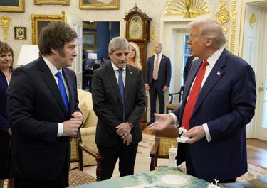 Javier Milei y Toto Caputo, atados a Donald Trump.