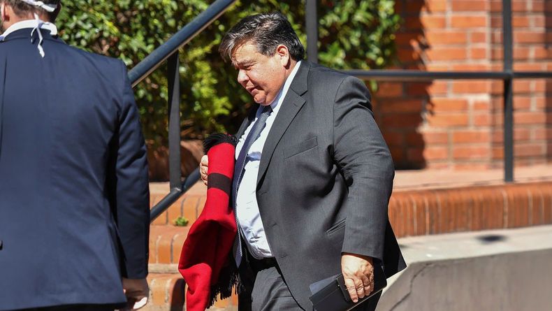 Que no falte el poncho, ni siquiera en febrero. Mario Ishii, aliado de M&aacute;ximo Kirchner en la batalla del Senado bonaerense. Guerra sin fin.
