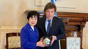 Javier Milei y la enviada de Japón a la asunción, Santo Akiko