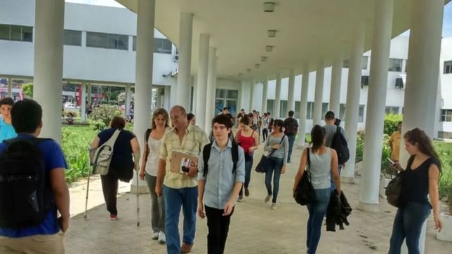 protesta en la unaj por la precarizacion laboral de 800 docentes